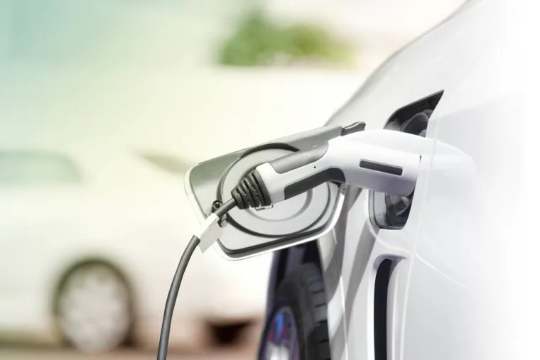 Installer une borne recharge pour voiture électrique sur le parking d'une copropriété, Lille, SSI TECHNOLOGIE